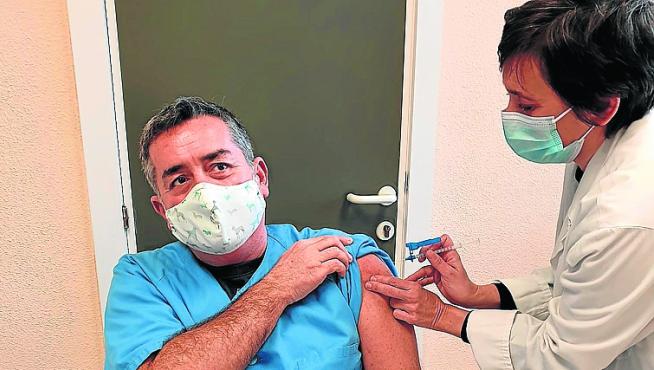 Antonio Aísa, médico de Familia de Las Fuentes Norte, recibiendo la vacuna