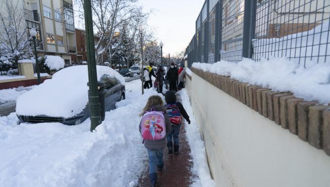 Niños vuelven al colegio en Teruel tras haberse suspendido las clases por las bajas temperaturas
