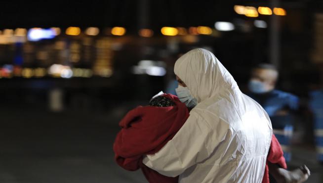 Salvamento Marítimo restaca una patera con 20 mujeres y 3 niños al sur de Gran Canaria