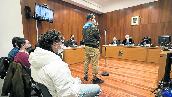 Los cuatro antifascistas, de entre 21 y 28 años, durante la primera sesión del  juicio.