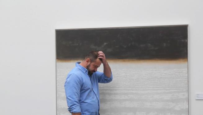 El director del CDAN, Juan Guardiola, en una fotografía de archivo, delante de una obra de José Beulas