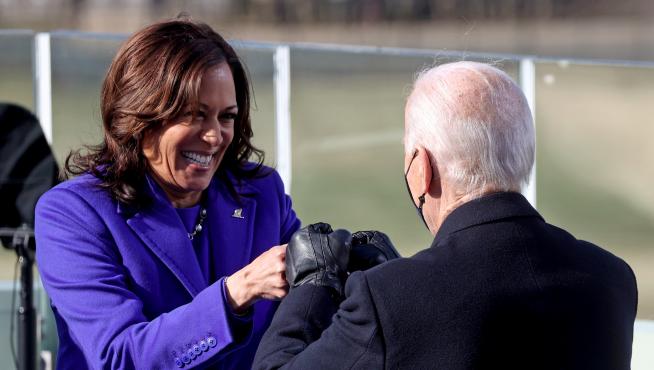 Kamalla Harris chocando sus puños con Joe Biden en la ceremonia de investidura