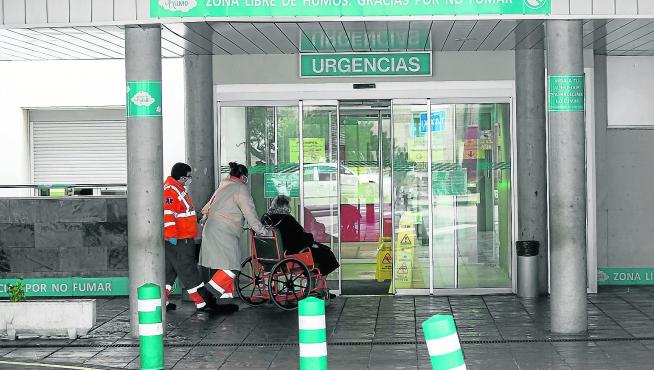 Llegada de dos sanitarios, con una paciente, al servicio de Urgencias del Hospital Miguel Servet, ayer por la mañana.