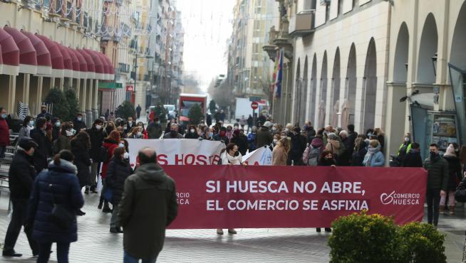 Manifestantes de los sectores económicos del comercio y la hostelería este miércoles en Huesca.