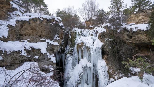 Paisajes nevados en Teruel. Cascada de Calomarde helada.