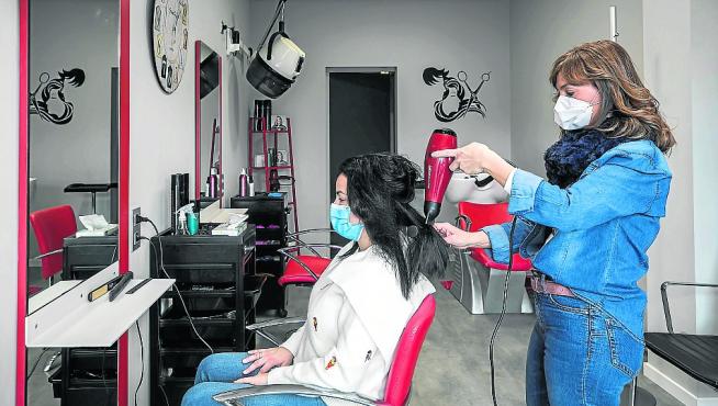 Amalia Gil trabajando en su peluquería en Casablanca abierta hace unos meses.