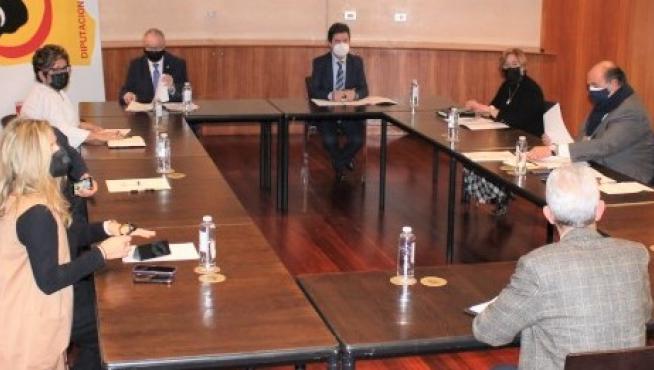 El alcalde de Huesca, al fondo a la derecha, en la reunión con el empresario celebrada el pasado 19 de enero.