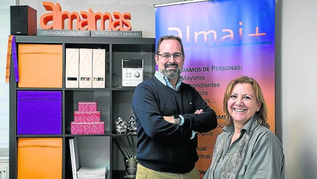 Olga Gros y Miguel Pérez, en las oficinas de Almaimas en la calle Zurita.
