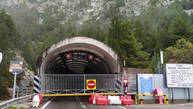 El túnel de Bielsa se cierre por las noches con unas puertas deslizantes aseguradas con candado.