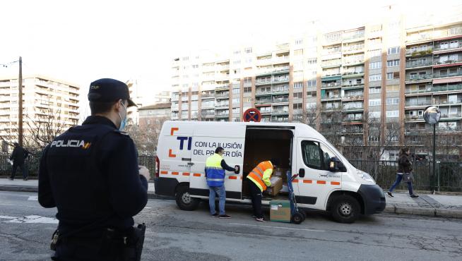 Las cajas con las vacunas se transportan custodiadas por la Policía Nacional, hasta la Clínica Quirón de Zaragoza