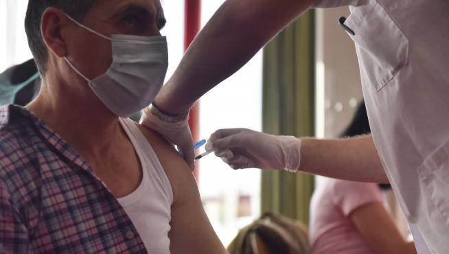 Un total de 82 residentes y 49 trabajadores de la residencia Ciudad de Huesca, dependiente del IASS, han recibido este martes la segunda dosis de la vacuna.