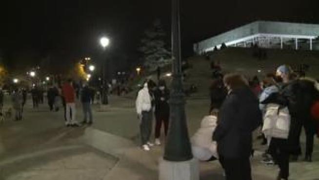 Cientos de personas han pasado la noche al raso con el susto en el cuerpo