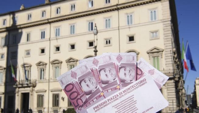 Un ciudadano protesta ante la crisis italiana con billetes falsos con la cara de Conte