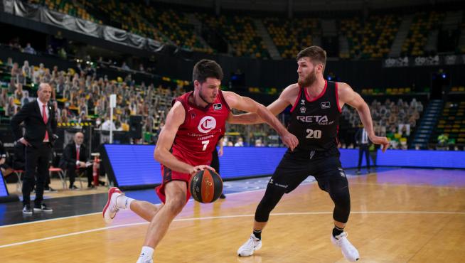 Barreiro es defendido por Miniotas, del Bilbao Basket, en el partido del pasado fin de semana.