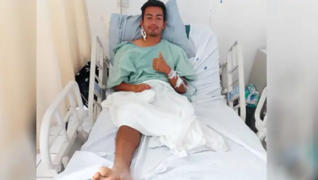 Alain Cuevas, en el hospital después de sufrir la amputación de su pierna izquierda.