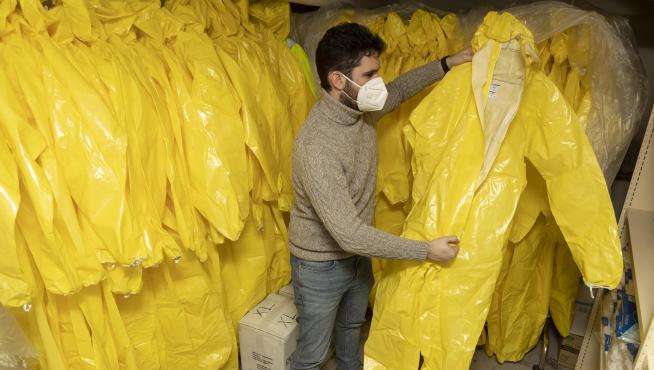 El cofrade Nacho Navarro muestra los 150 trajes de NBQ que recibieron por una donación para utilizarla en la batalla contra la pandemia.