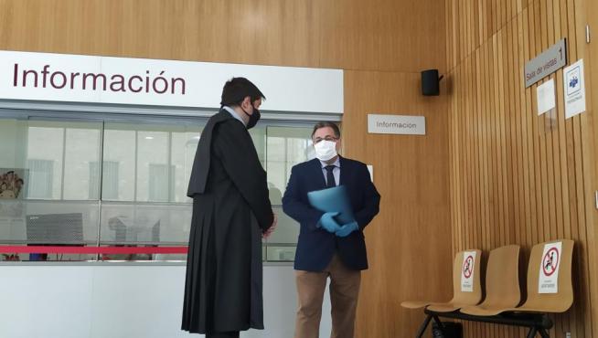 El acusado, junto a su abogado, en los pasillos de la Audiencia de Zaragoza.
