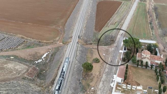 Fotograma del vídeo en el que unos ciclistas –en el círculo– rebasan al tren entre Calamocha y Navarrete.