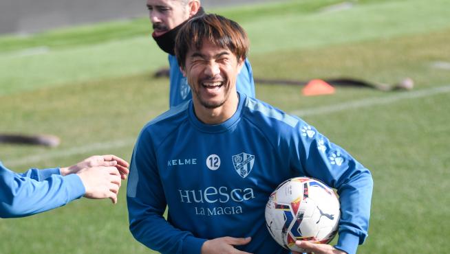 El delantero Shinji Okazaki, sonriente durante el entrenamiento de este jueves.
