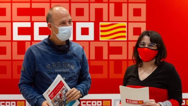 Carmelo Asensio y Sonia García presentando el informe de Comisiones Obreras