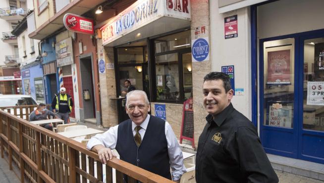 Jesús Nosellas, junto a su hijo José Manuel, regentan este bar del barrio zaragozano de las Delicias.
