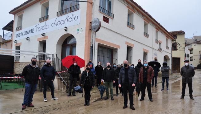 Los hosteleros del Matarraña escenifican el funeral del sector por la pandemia a raíz del cierre de una fonda en Fuentespalda.