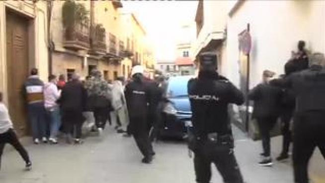 La rabia agolpa a los vecinos de Linares a las puertas de los juzgados. Intentan colarse en el interior y aplicar su propia justicia contra los dos agentes de la Policía Nacional detenidos tras propinar una salvaje paliza a un hombre y a su hija de 14 años. La tensión es tan grande que la Policía carga para disolver a los vecinos.