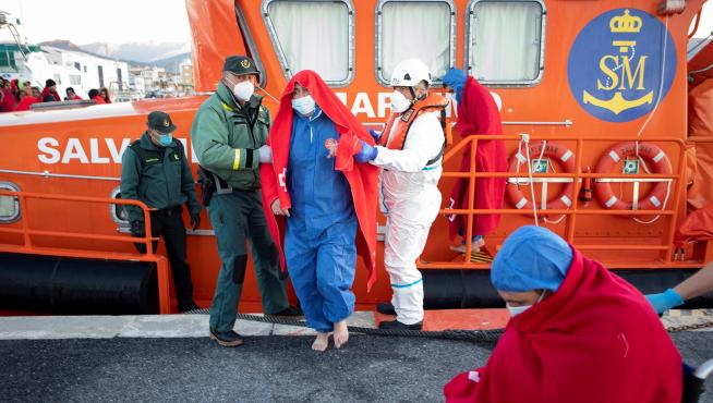 Rescatan en Granada a 46 migrantes de dos pateras con dos desaparecidos