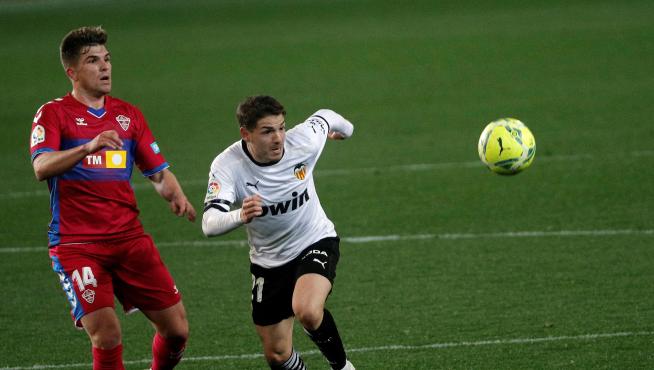 Raúl Guti pelea por el balón en el partido del Elche ante el Valencia.