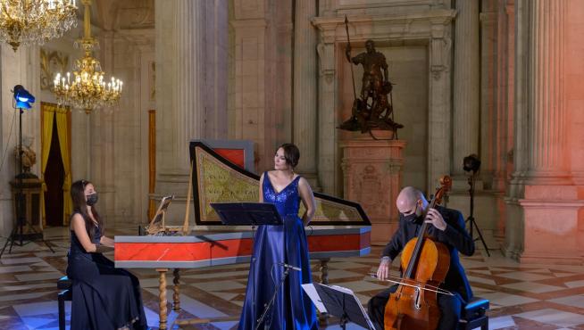 Eva del Campo, María Eugenia Boix y Guillermo Turina, durante el concierto que ofrecieron en el Salón de Columnas del Palacio Real.