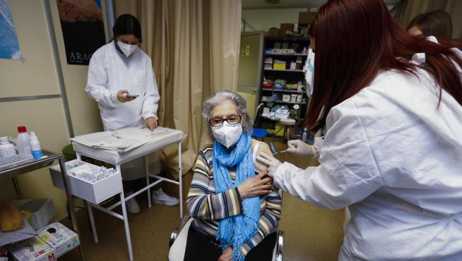 Los mayores de 80 años han comenzado a ser vacunados en los centros de salud.