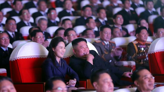 Ri Sol Ju junto a Kim Jong Un