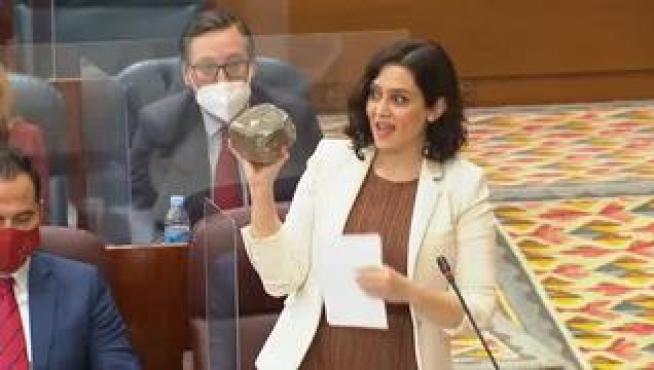 La presidenta madrileña les pregunta si “van a seguir alentando a esa gentuza”