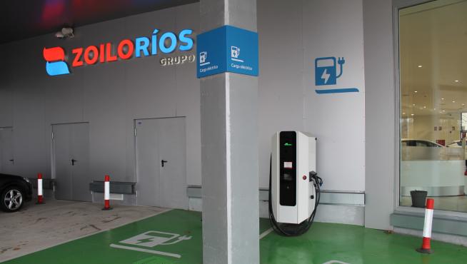 Cargador eléctrico en la nueva estación de servicio Los Ibones.