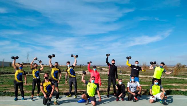 Usuarios de Titan Sport practicando ejercicio en el exterior, en el parque de Las Eras de Ejea
