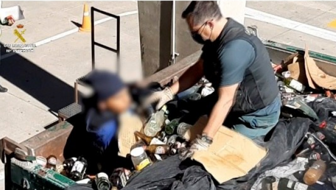 Rescate de inmigrantes ocultos en lugares peligrosos para entrar al puerto de Melilla.