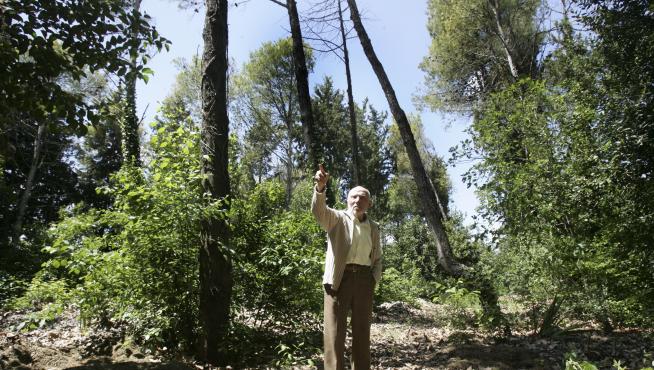 José Beulas en su finca, situada junto al CDAN, en la carretera A-132.