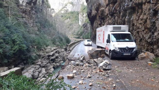 Los vehículos han tenido que esquivar las rocas caídas en la calzada del Congosto del Ventamillo antes de que llegaran los operarios de mantenimiento.