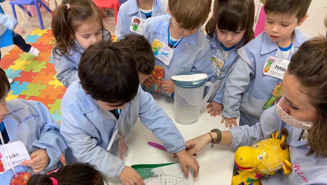 Escolares de infantil con sus experimentos en claser.