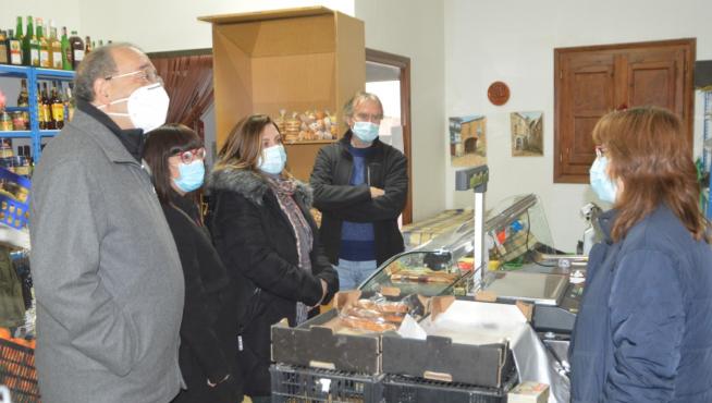 Visita de Manuel Rando, presidente de la Diputación Provincial de Teruel, y las diputadas Susana Traver y María Ariño al multiservicio de Belmonte de San José.