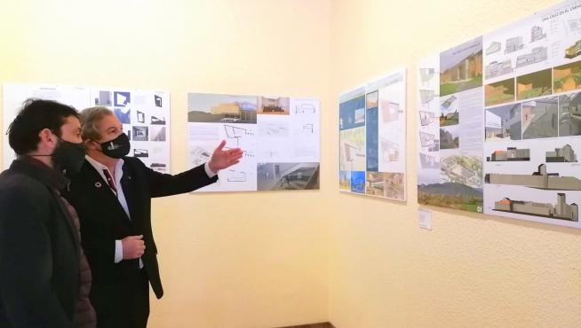 El alcalde de Aínsa, Enrique Pueyo, y el decano del Colegio de Arquitectos, Pedro J. Navarro observan los proyectos expuestos.