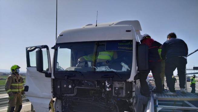 Accidente de un camión en el kilómetro 320 de la A-2, en Zaragoza.