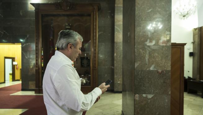 Jorge Azcón, alcalde de Zaragoza, en el Ayuntamiento.