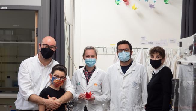 Dos científicos aragoneses han creado la iniciativa 'Grullas Contra el Cáncer' con el objetivo de apoyar la investigación oncológica.