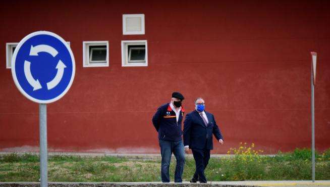 El excomisario José Manuel Villarejo junto a su abogado Antonio José García Cabrera, a su salida de la cárcel madrileña de Estremera