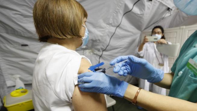 Vacunación contra la covid a sanitarios en la carpa de Urgencias del Clínico.