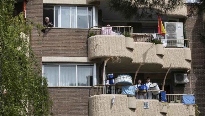 Cofrades en el balcón de su casa en Vía Hispanidad de Zaragoza en el Domingo de Ramos de 2020