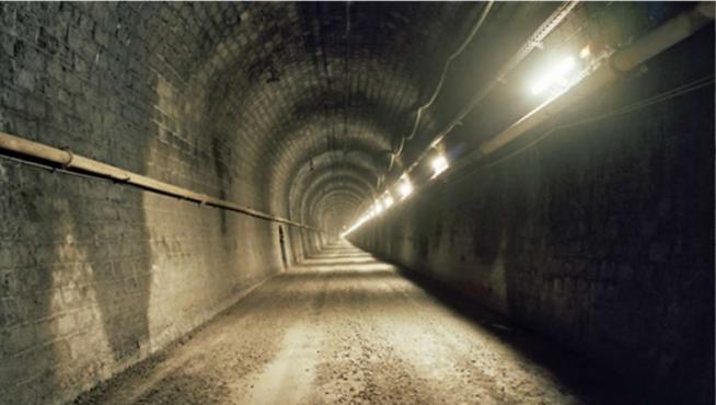La vía del túnel ferroviario del Somport está cubierta de zahorra para el paso de vehículos de mantenimiento y emergencia.