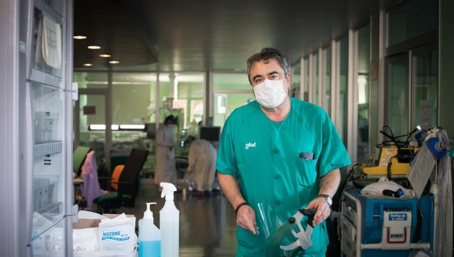 El doctor Juan José Araiz, jefe de sección de la UCI del Hospital Clínico de Zaragoza.