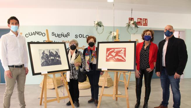 La familia de Katia Acín dona dos grabados de la artista al colegio de Binéfar que lleva su nombre